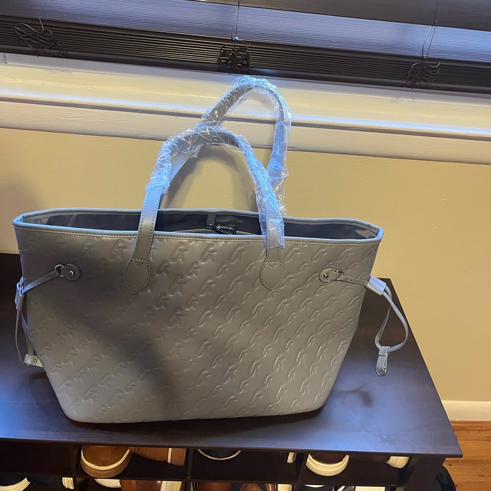 Chic Gray Tote Bag with Sleek Design
